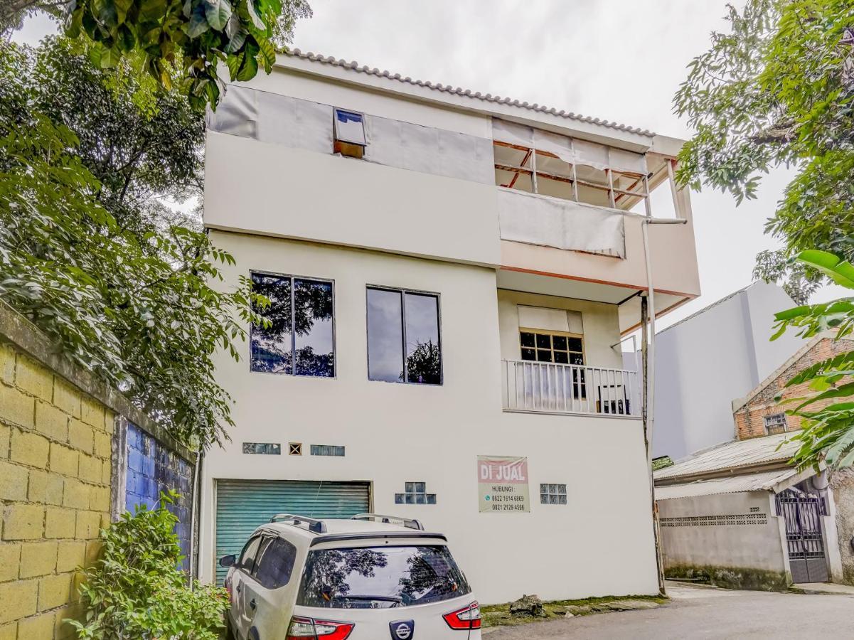 Spot On 91186 Losmen Yanti Hotel Bandung Exterior photo