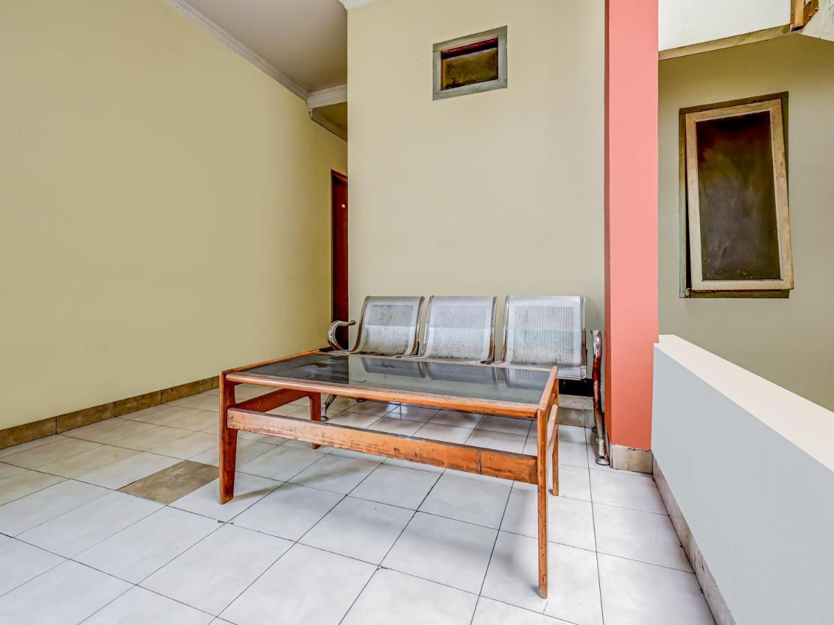 Spot On 91186 Losmen Yanti Hotel Bandung Exterior photo