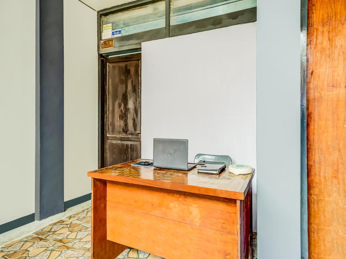 Spot On 91186 Losmen Yanti Hotel Bandung Exterior photo